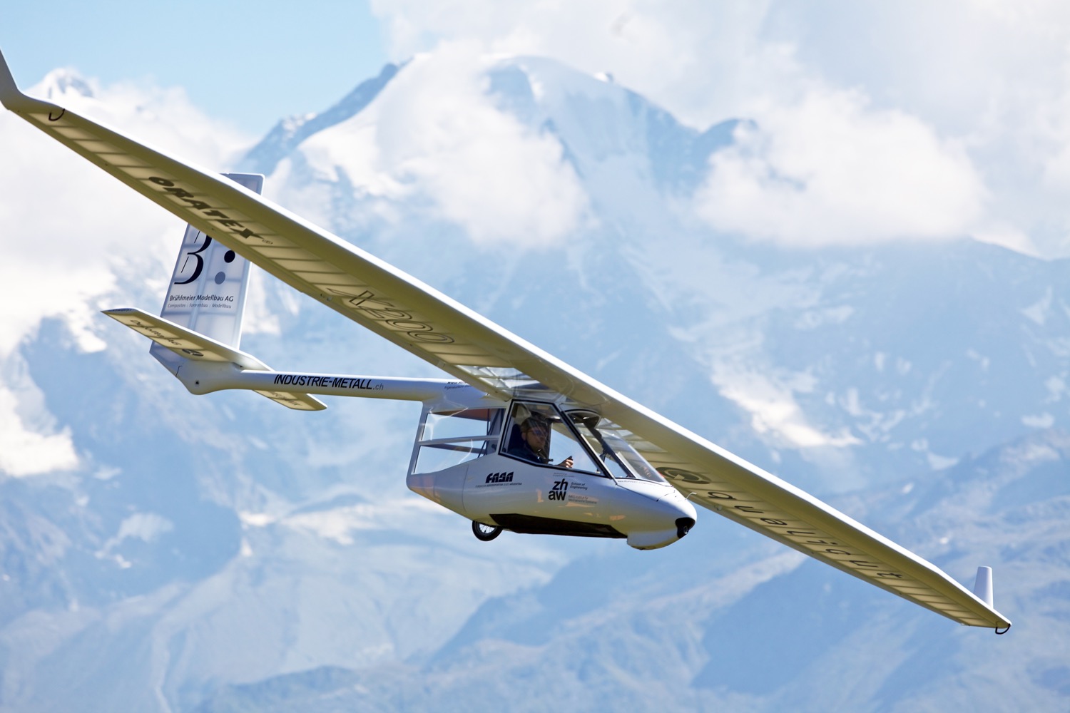 Geringes Sinken (0.5 m/s) wie ein Segelflugzeug, so eng kreisen wie ein Gleitschirm.
