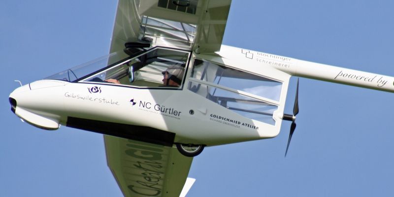 Den Elektromotor jederzeit einfach per Knopfdruck ein- und ausschalten. Steigen (max. 2.5 m/s) oder sich einfach übers Land schieben lassen.