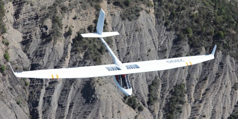 Abheben? Wo und wie es gerade gefällt: Fuss- oder Gummiseilstart vom Berg, Elektromotorstart vom Flachen. Und Flugzeugschlepp (max. 100 km/h) oder Autoschlepp.